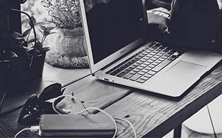 爱游戏官网-皇马逆袭巴萨！西甲领头羊宣布签下世界级射手，西甲冠军皇马