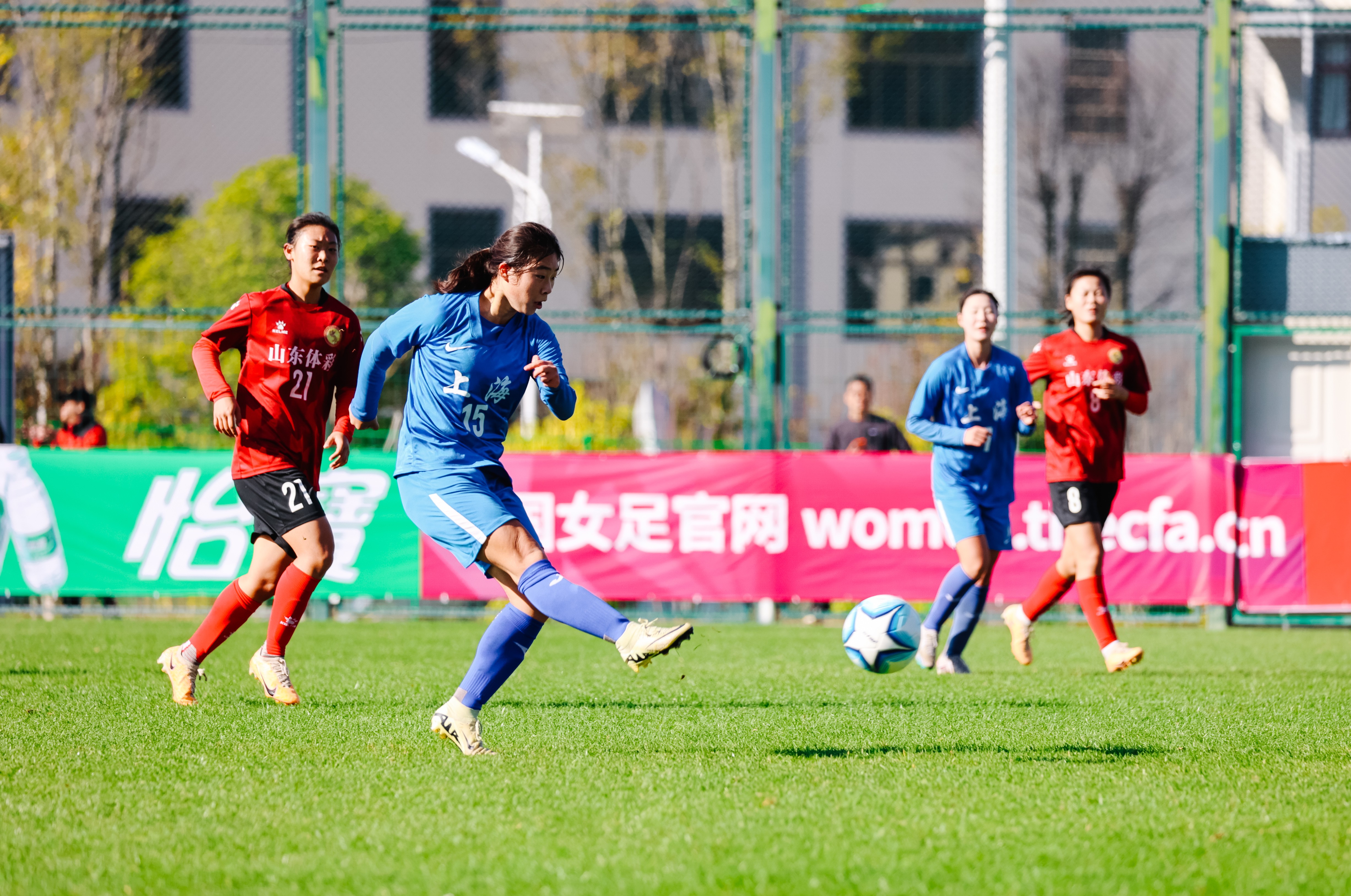 中国女足取得欧洲足球锦标赛邀请，备战热火朝天