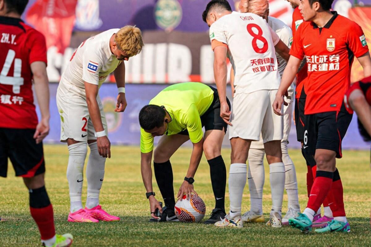 爱游戏官方入口-同性别足球比赛中，两队激烈对抗的简单介绍