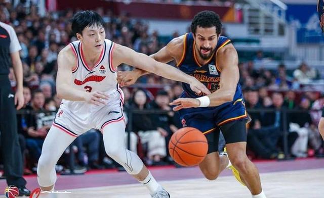 同性别足球比赛中，两队激烈对抗的简单介绍