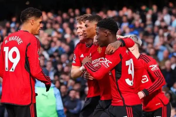 爱游戏体育官网-拉什福德倒勾奇兵，曼联逆袭携手晋级