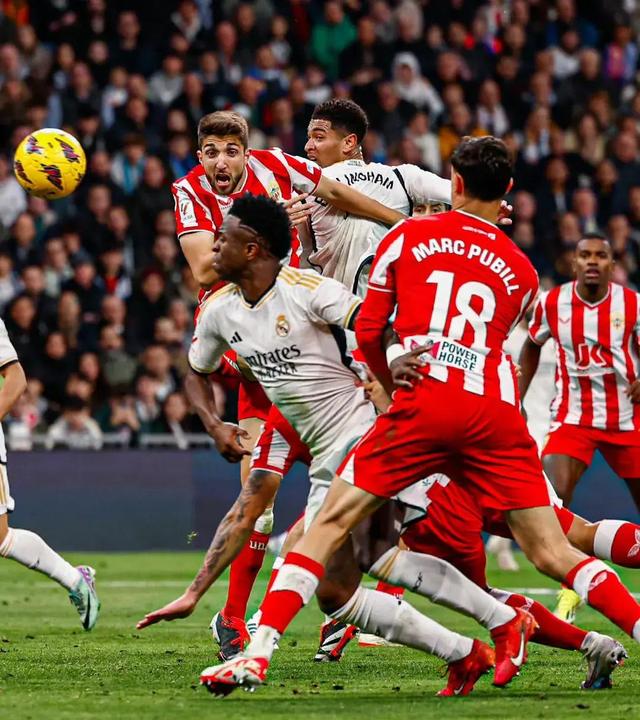 足球联赛的厮杀场面令人目不暇接的简单介绍