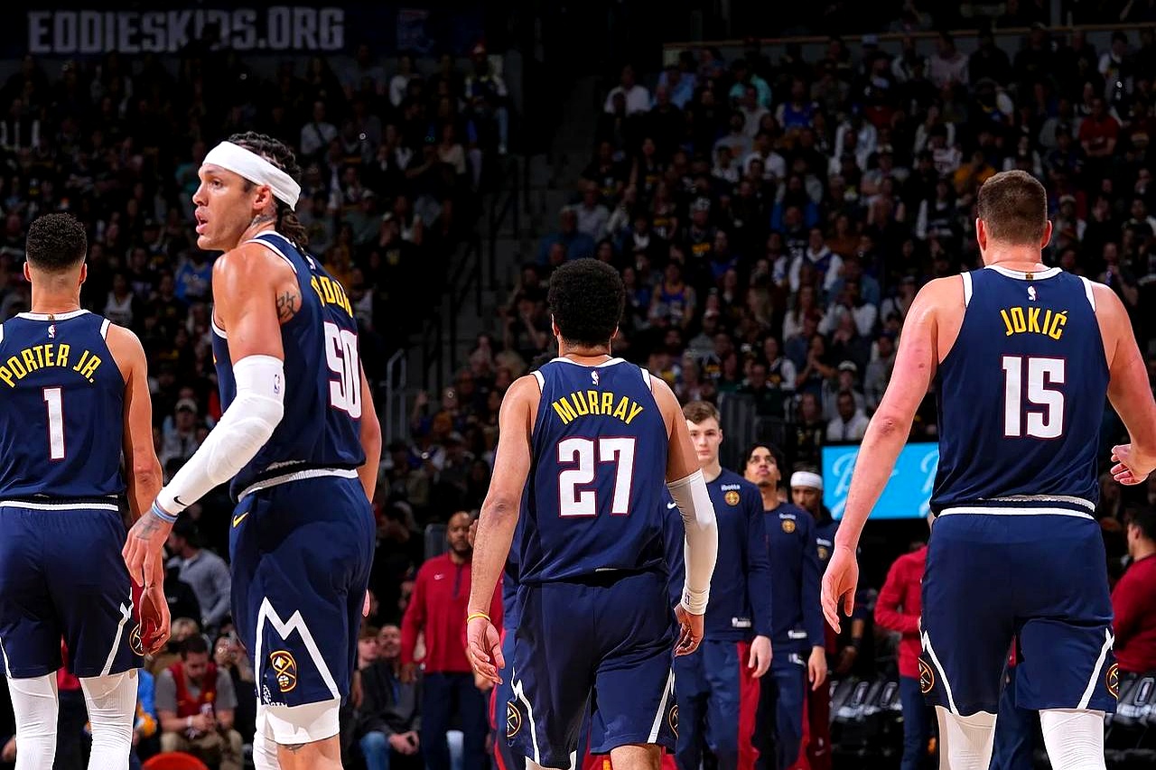 包含开拓者遭遇掘金逆转，主场连胜告急的词条