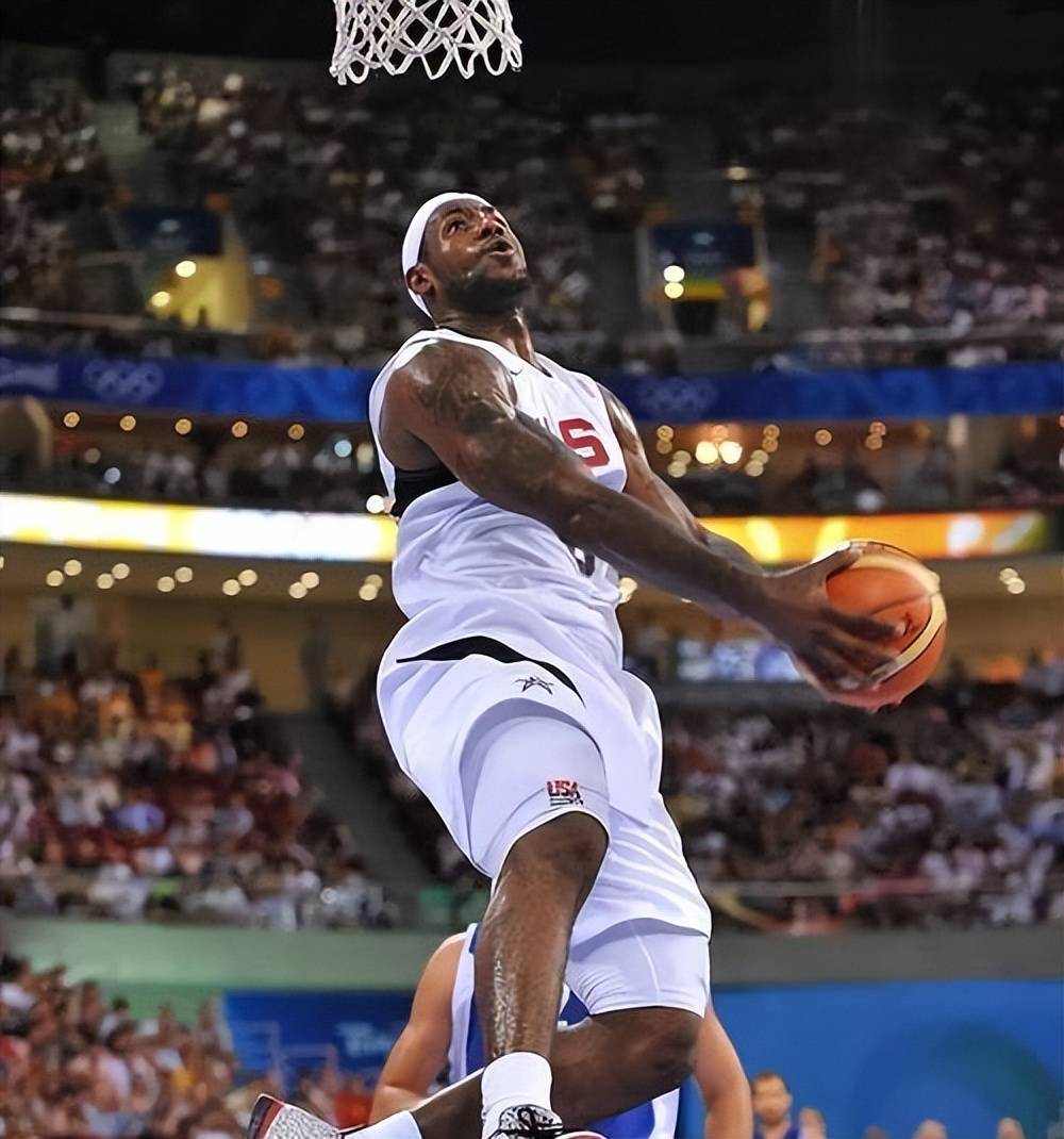 爱游戏中国官网-包含争分夺秒，球员奋力拼搏，场面火爆的词条