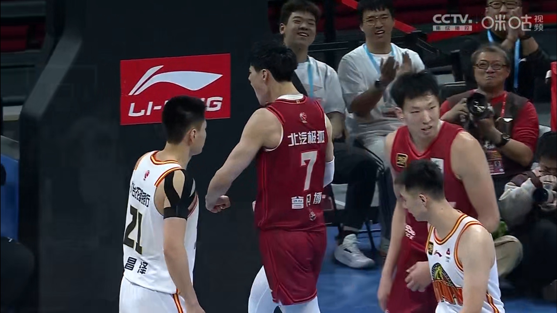 爱游戏在线登录-亚太区球员奋起直追，助力球队冲击冠军