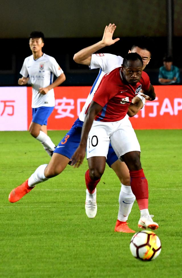 包含上港主场击败建业，继续领跑积分榜的词条