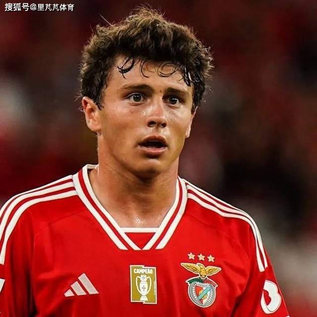 爱游戏在线-曼联主帅对球队信心满满展望新赛季