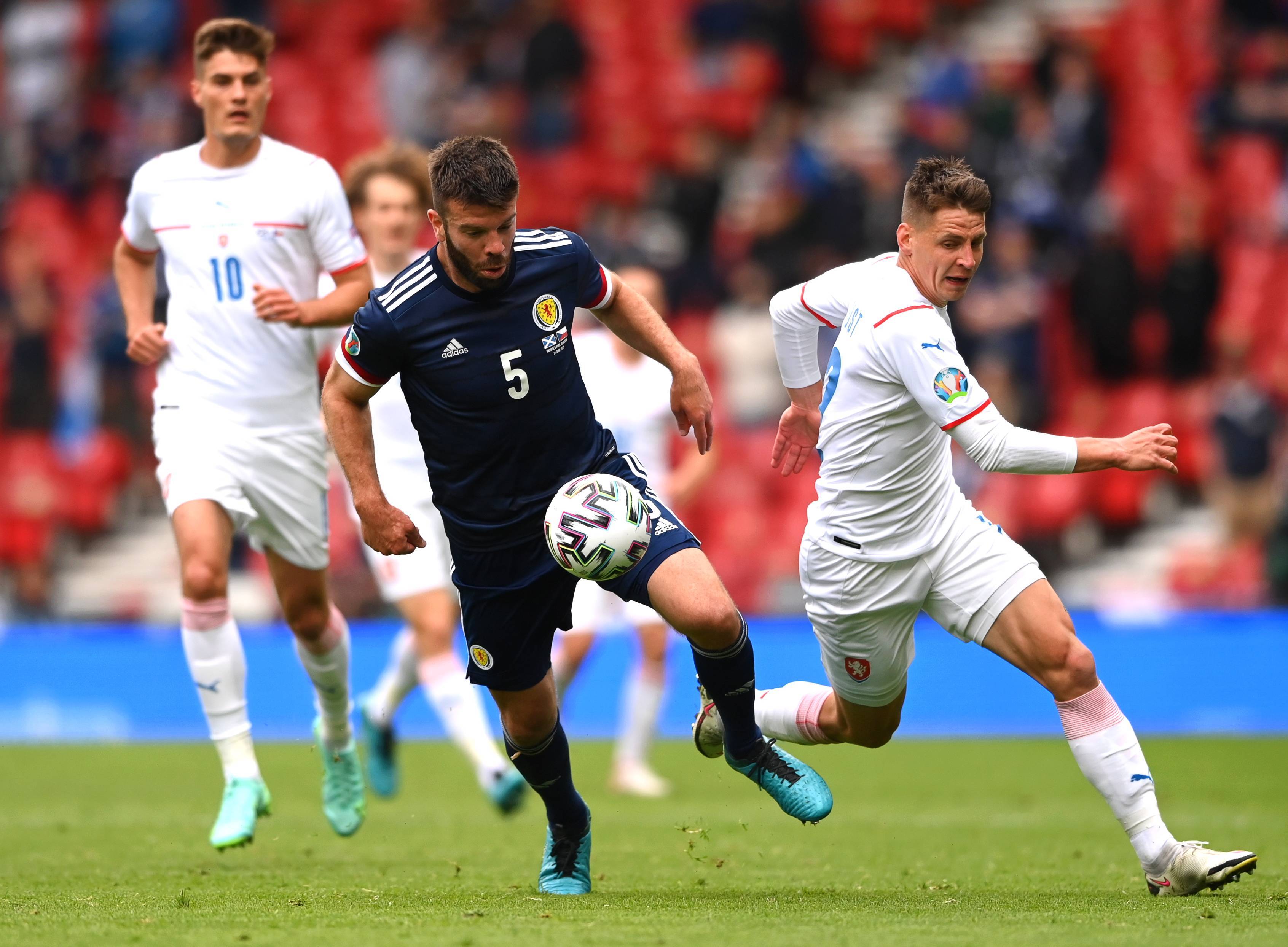 包含精彩纷呈的赛事，足球比赛激情上演的词条