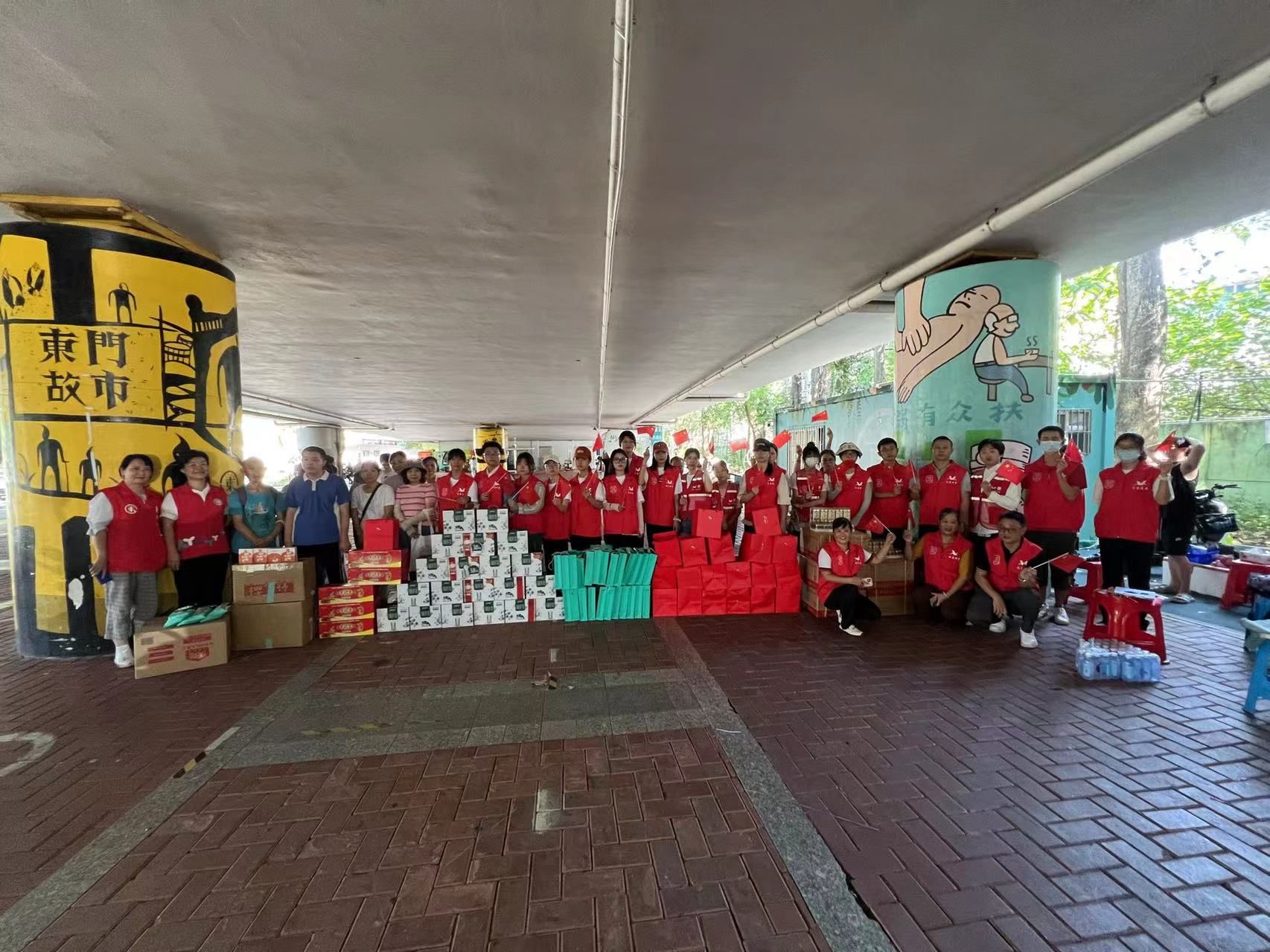 爱游戏官方入口-球员们参加社区义工活动，关爱弱势群体