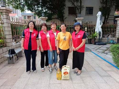 球员们参加社区义工活动,关爱弱势群体 球员们参加社区义工活动,关爱弱势群体