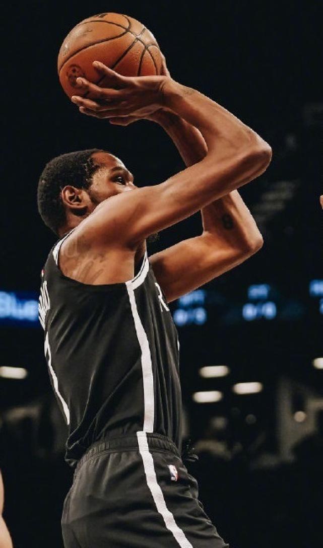 篮网队客场大胜，继续领跑东部