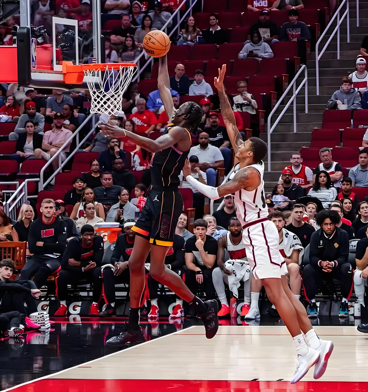 爱游戏官方登录入口-高手过招，场上篮球激烈纷争