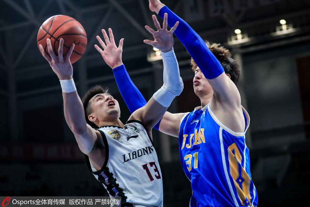 高手过招,场上篮球激烈纷争 高手过招,场上篮球激烈纷争