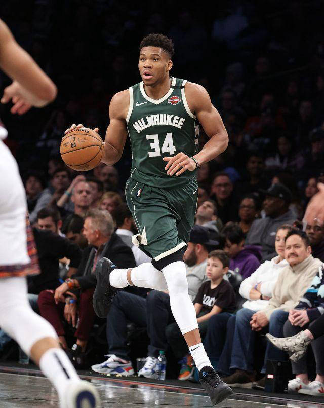 马刺队客场险胜雄鹿，喜迎胜利